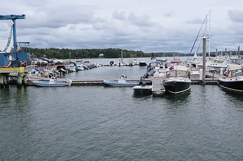south freeport: a village in the town of Freeport, Cumberland County, Maine, United States