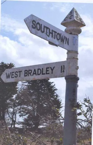 southtown: a western suburb of Great Yarmouth, Norfolk, also spelt South Town for an old railway station here...