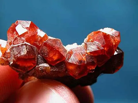 spessartine: a type of garnet, a neosilicate of manganese and aluminium with the chemical formula Mn₃²⁺Al₂(SiO₄)₃