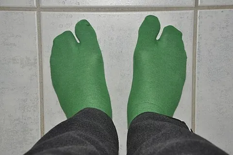 split-toe: covering individual toes or groups of toes separately