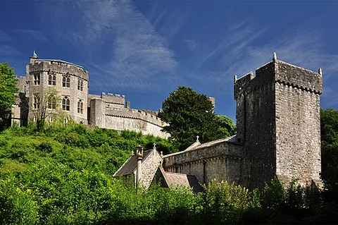 st donats: a coastal village and community in Vale of Glamorgan borough, Wales (OS grid ref SS9368)
