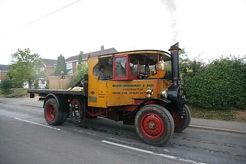steam lorry: synonym of steam wagon