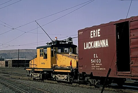 steeple cab: a centrally placed cab on some early electric locomotives