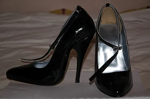 stiletto heel: a heel of a shoe that is very narrow the bottom - the base has less than one square centimeter of...