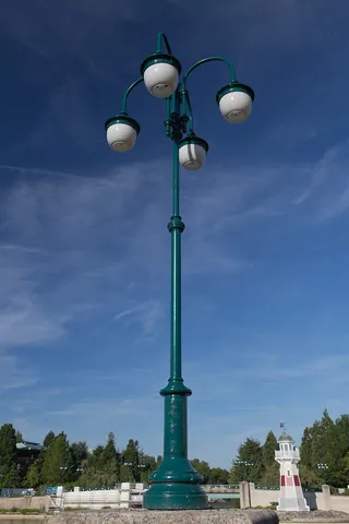 streetlight: any large outdoor light used to illuminate a public area, usually urban