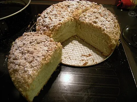 streuselkuchen: a cake of German origin made of yeast dough covered with sweet crumb topping