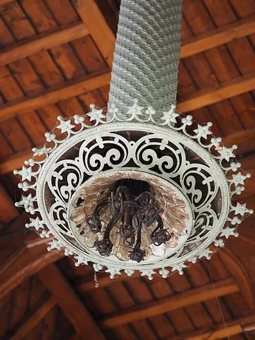 sun-burner: a circle or cluster of gas burners, once for lighting and ventilating public buildings