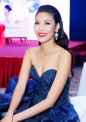 sweetheart neckline: synonym of heart neckline