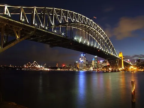 sydney harbour bridge: a famous bridge in the city of Sydney, Australia