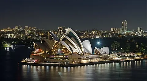 sydney opera house: a multi-venue performing arts centre in Sydney, New South Wales, Australia