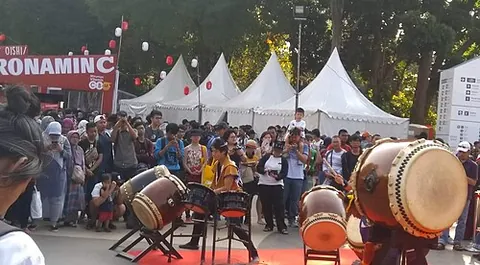 taiko: a traditional drum, beaten by yobidashi to announce the beginning of a tournament, and at the end...