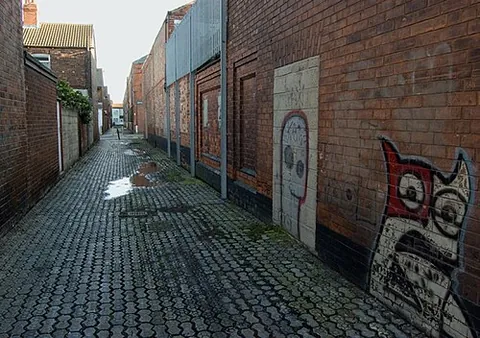 tenfoot: a ten-foot-wide alleyway, typically located behind residential properties