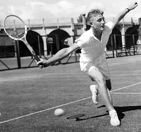 tennis player: a person who plays tennis. (This entry is a translation hub.)