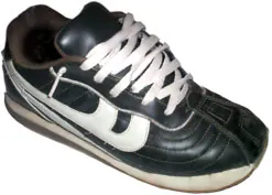 tennis shoe: a sneaker (trainer)