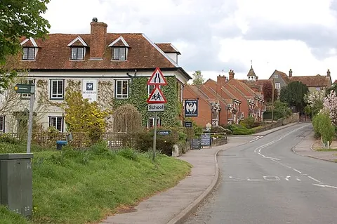tetsworth: a village and civil parish in South Oxfordshire district, Oxfordshire, England (OS grid ref SP6801)