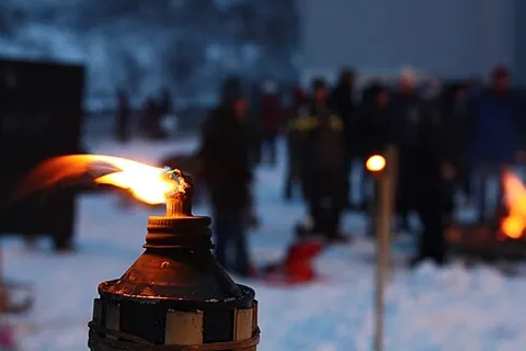 tiki torch: a bamboo torch used as a party decoration and in tiki culture