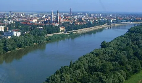 tisza: a river in Central Europe, flowing through Hungary, Romania, Serbia, Slovakia and Ukraine