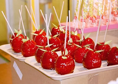 toffee apple: a candy apple