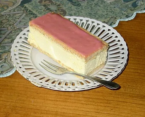 tompouce: a pastry from the Netherlands resembling mille-feuille