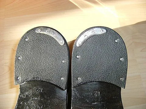 top piece: the part of the heel on a shoe or boot that comes into contact with the ground