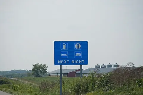tourist-oriented destination sign: a type of road sign that directs tourists to major attractions and amenities