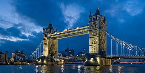 tower bridge: a bascule bridge in London crossing the River Thames, built in the late 19th century