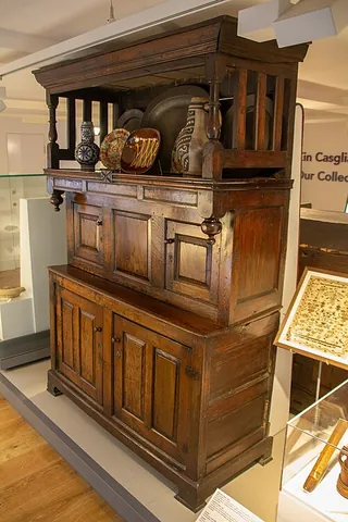tridarn: a kind of cupboard or dresser with three tiers