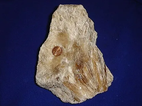 trona: an evaporite, consisting of mixture of sodium carbonate and sodium bicarbonate, Na₃HCO₃CO₃·2H₂O
