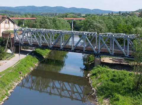 truss bridge: a bridge whose load-bearing superstructure is composed of a truss or a set of trusses