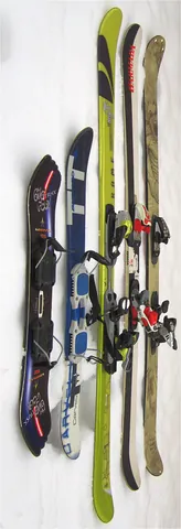 twin tip: a type of alpine/freestyle ski, with bow tips on both ends, allowing skiing backwards