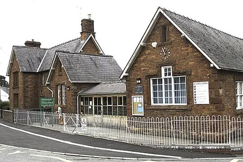 welshampton: a village in Welshampton and Lyneal parish, northern Shropshire, England (OS grid ref SJ4334)