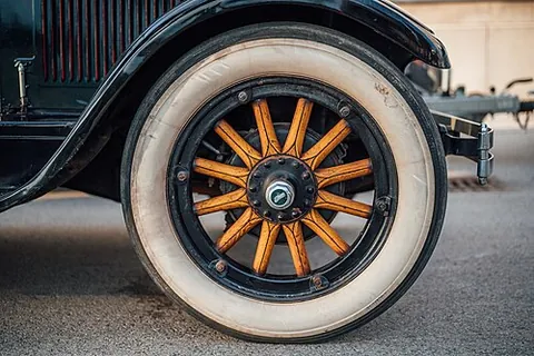 whitewall: having white sidewalls (of a tyre/tire)