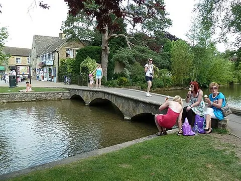 windrush: a river in Gloucestershire and Oxfordshire, England, a tributary of the Thames