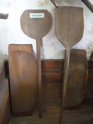 winnowing shovel: a shovel used to winnow rice or grain from the chaff
