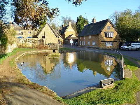 wroxton: a village and civil parish in Cherwell district, Oxfordshire, England (OS grid ref SP4141)