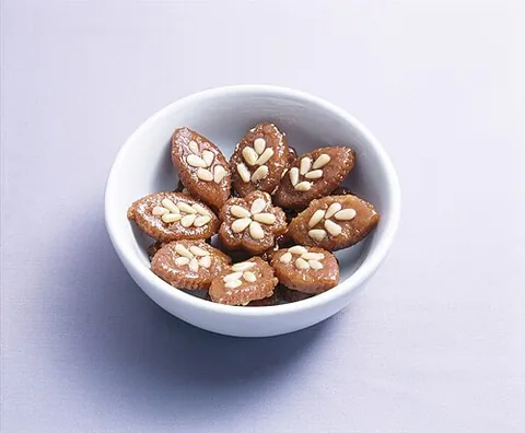 yakgwa: a type of Korean dessert made with honey, rice wine, sesame oil, and ginger juice