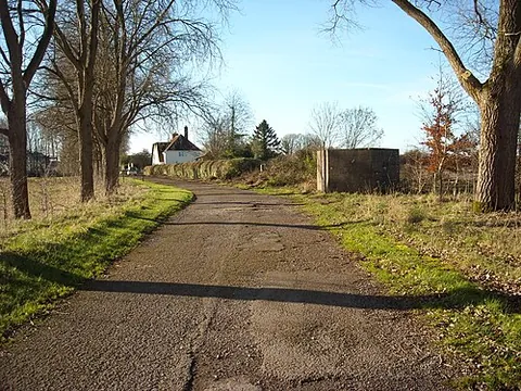 yatesbury: a small village in Cherhill parish, east of Calne, Wiltshire, England (OS grid ref SU0671)
