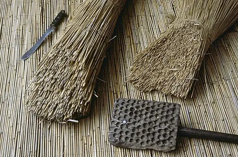 yelm: a bundle of straw laid out straight, chiefly to be used for thatching; a helm