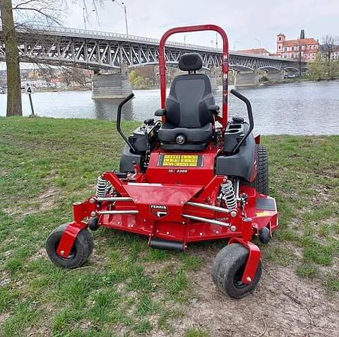 zero-turn: designed to be able to pivot on the spot, instead of having a wide turning radius